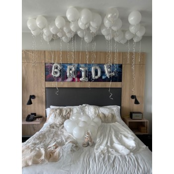 Ετοιμάστε τη νύφη, σε ένα όμορφα στολισμένο δωμάτιο με μπαλόνια 